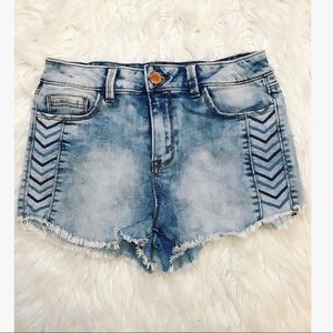 Boho Aztec Tinseltown light washed shorts size 6